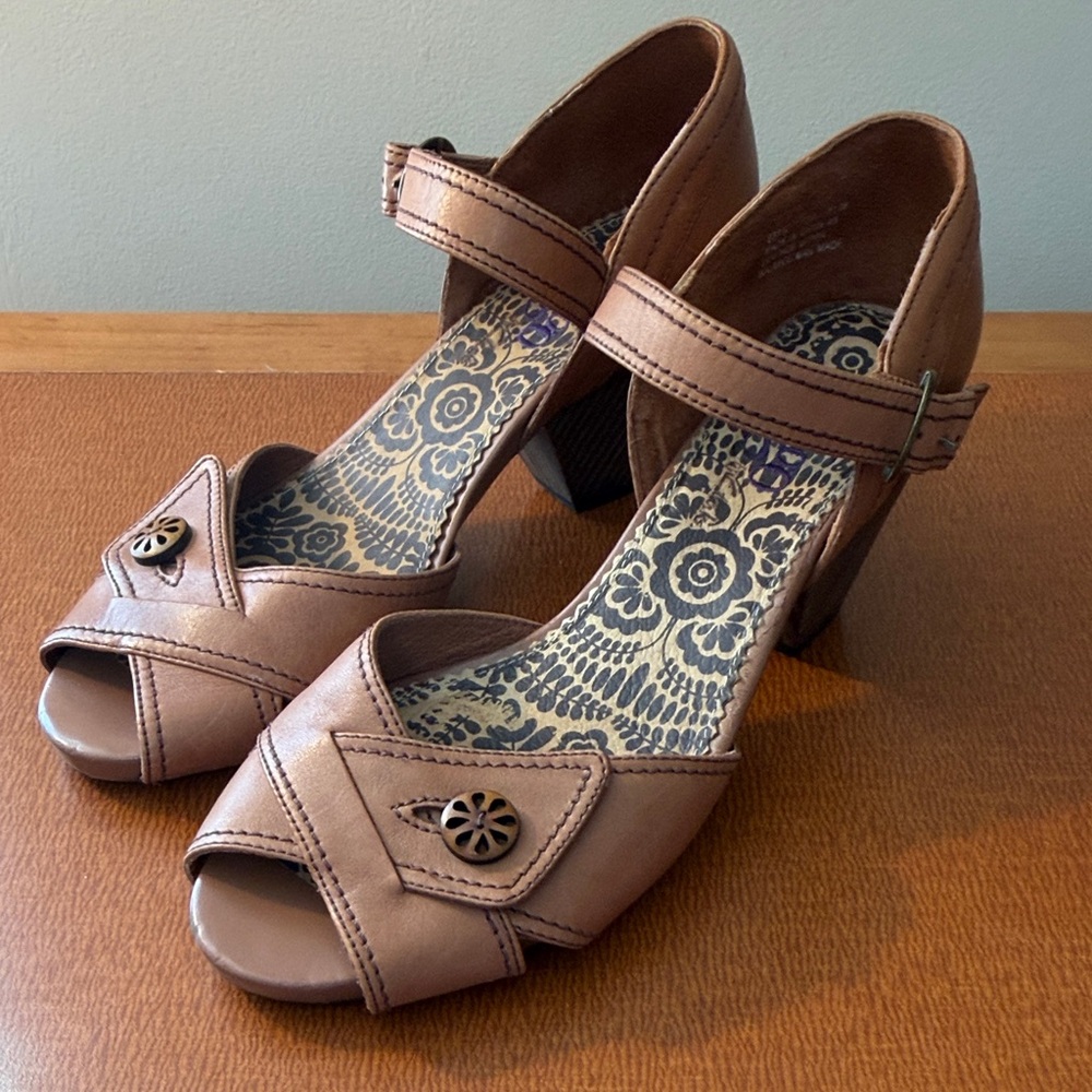 Clarks‎ Tan Brown Peep-Toe Mary Jane Heels